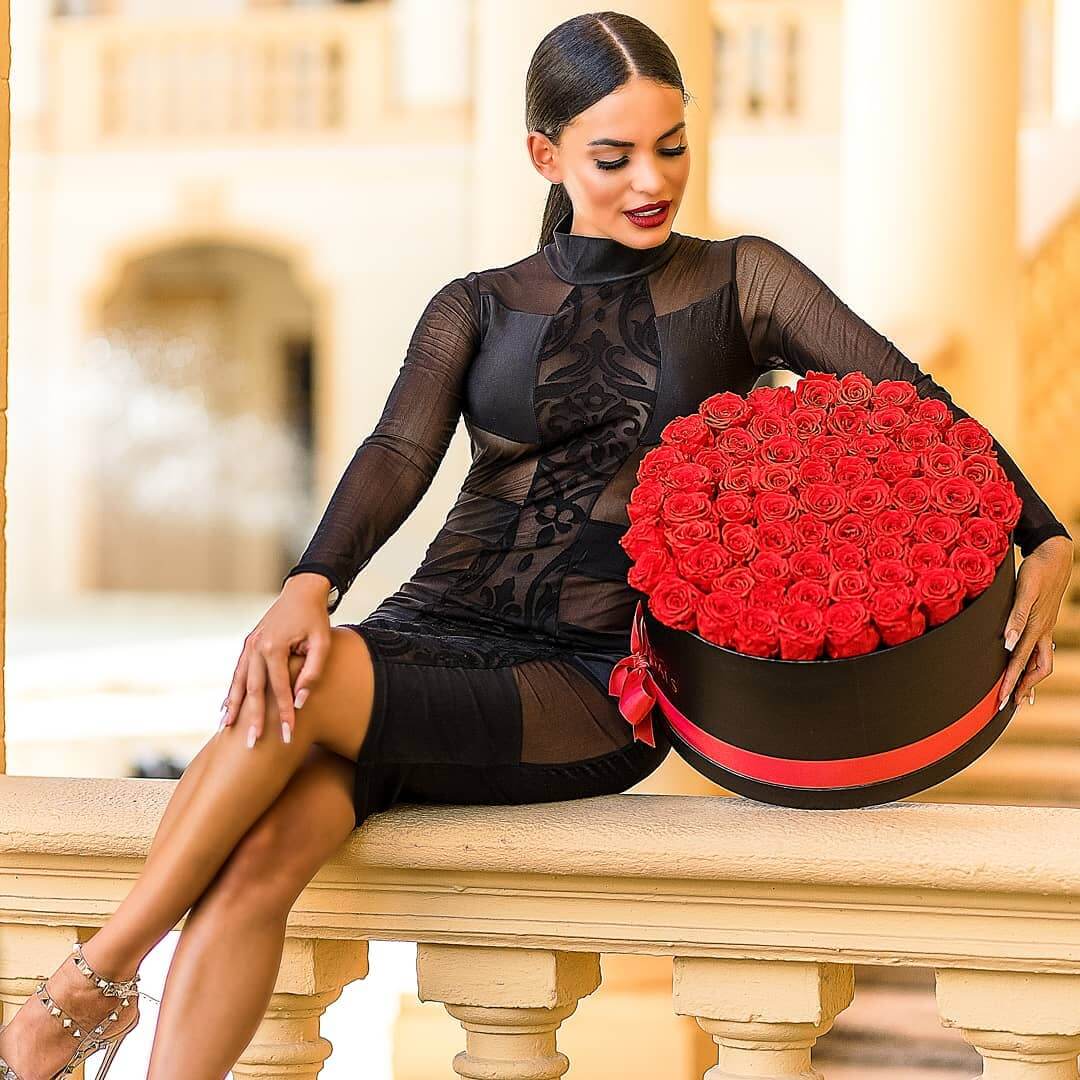 Red Preserved Roses in Round Gift Box – Style 2